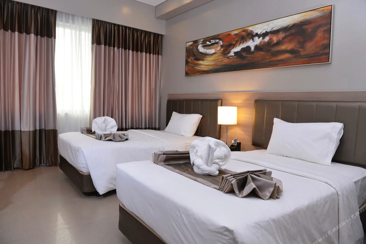 Bayfront Hotel Cebu — rooms and atmosphere