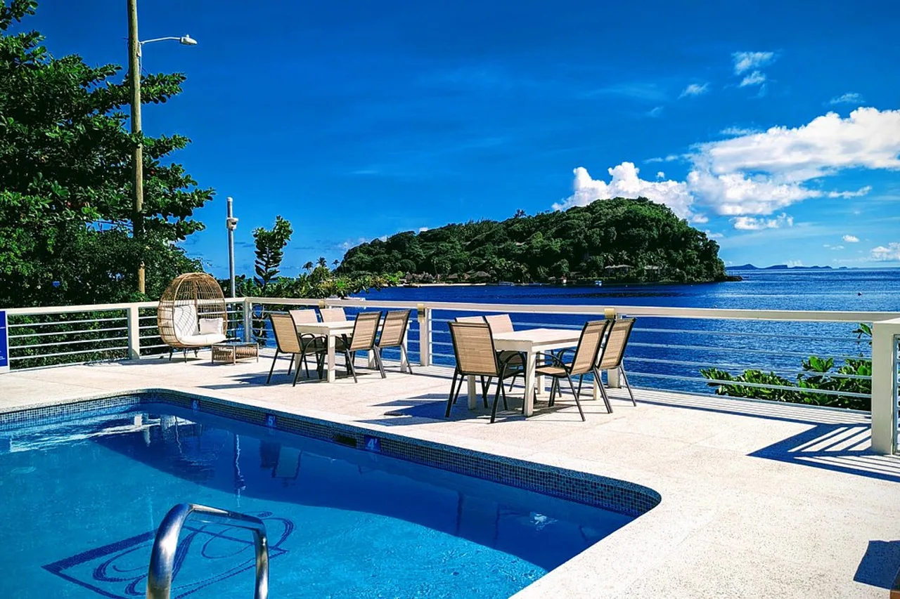 Beachcombers Hotel — โรงแรมในคิงส์ทาวน์