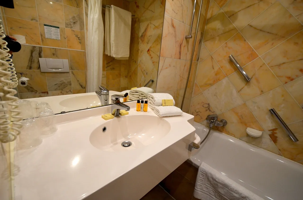 Bedford Hotel & Congress Centre — rooms and atmosphere
