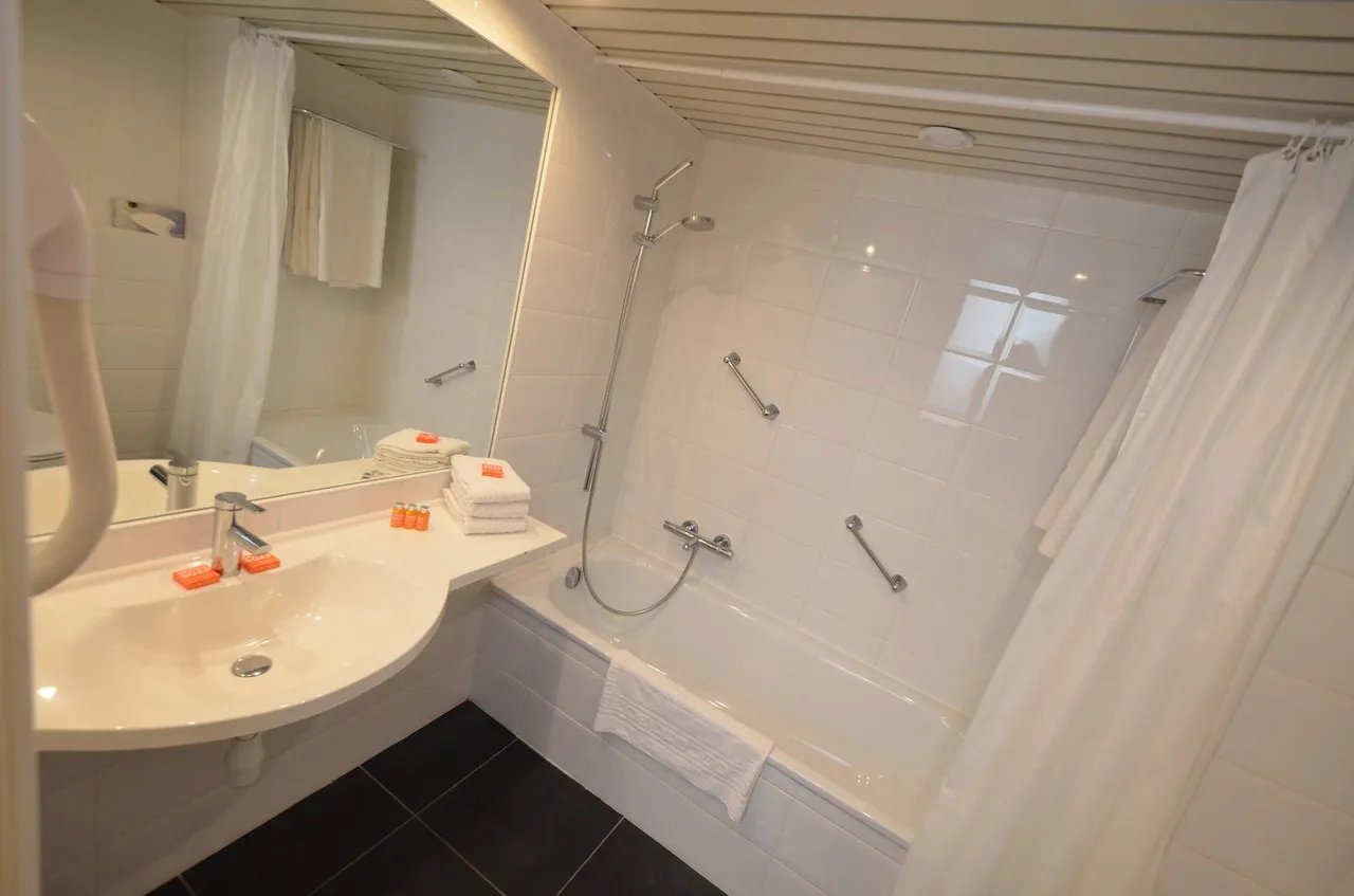 Bedford Hotel & Congress Centre — rooms and atmosphere