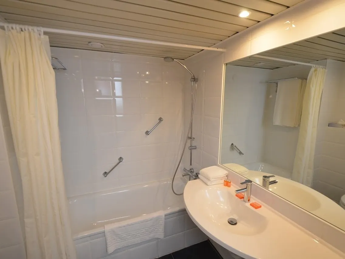 Bedford Hotel & Congress Centre — rooms and atmosphere