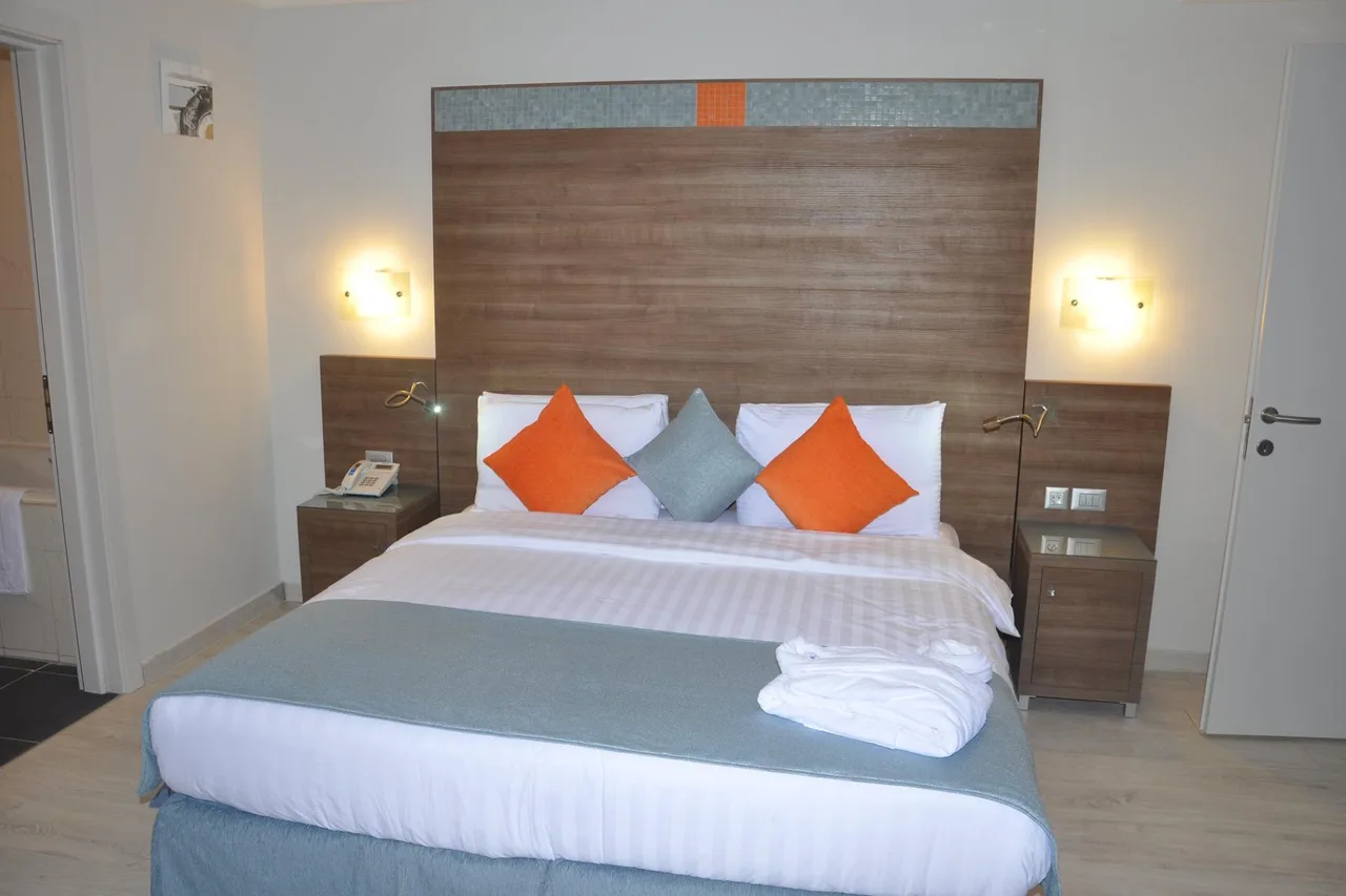 Benin Royal Hotel — ภาพห้องพักและบรรยากาศ