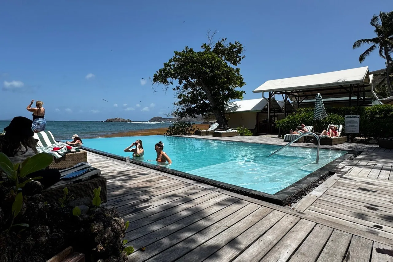 Bequia Beach Hotel — ภาพห้องพักและบรรยากาศ