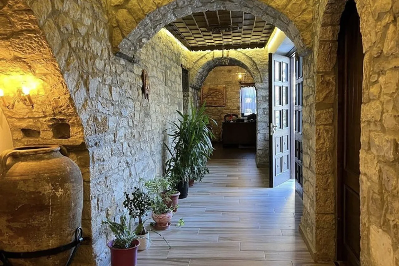 Berati Castle Hotel — ภาพห้องพักและบรรยากาศ