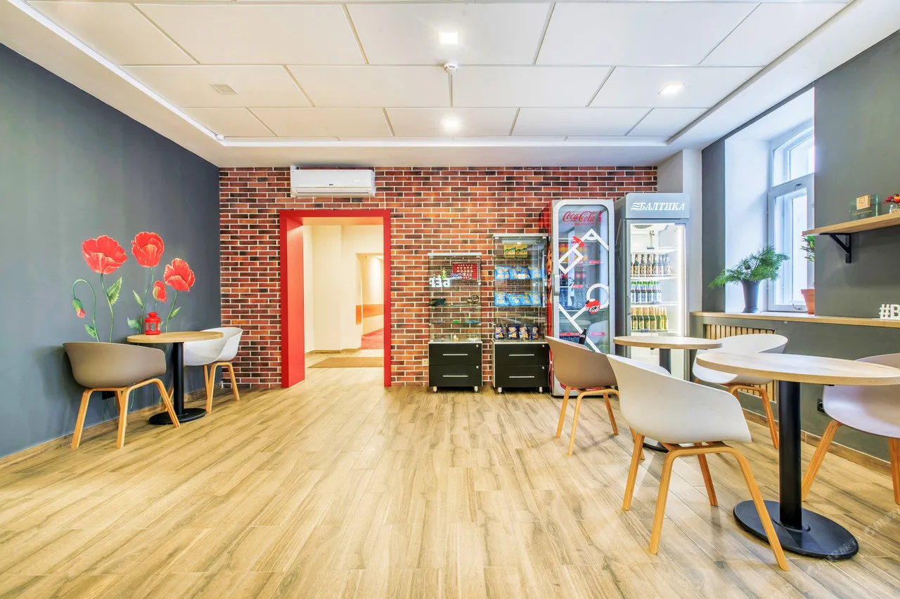 Lowcost Hotel Berison Kamala — rooms and atmosphere