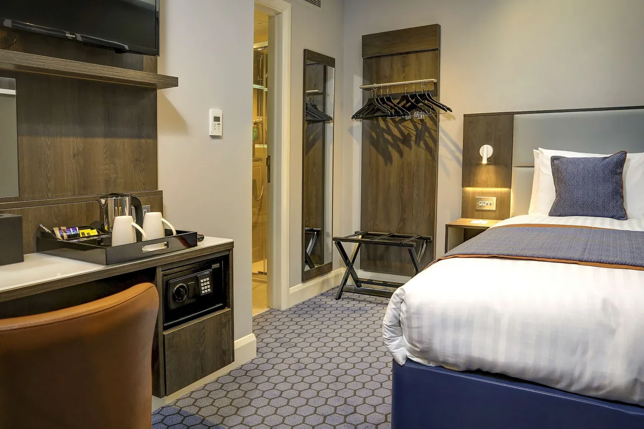 Best Western Plus Vauxhall Hotel — rooms and atmosphere