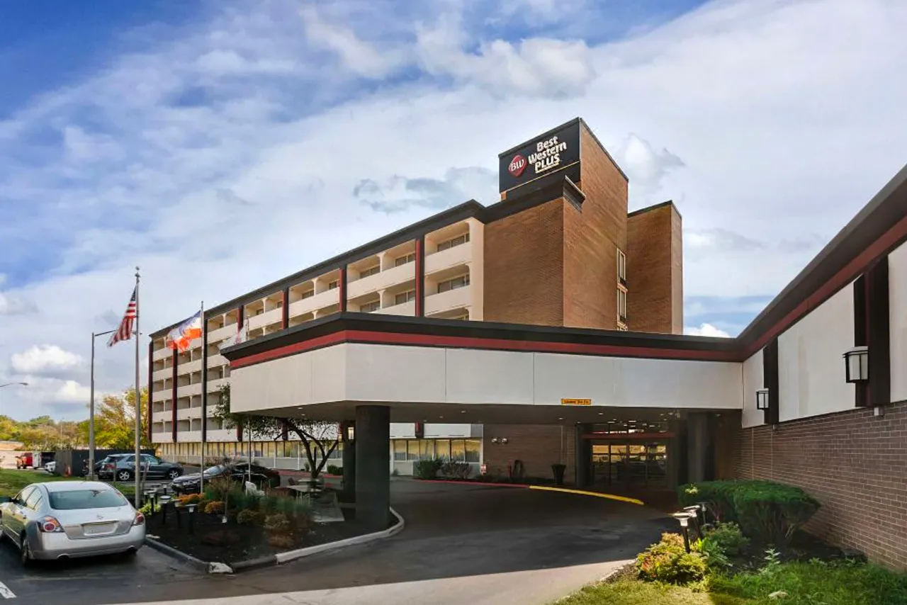 10 โรงแรมใกล้ Arrowhead Stadium แคนซัสซิตี — ที่พักดูเกม Chiefs & คอนเสิร์ต (GEHA Field)