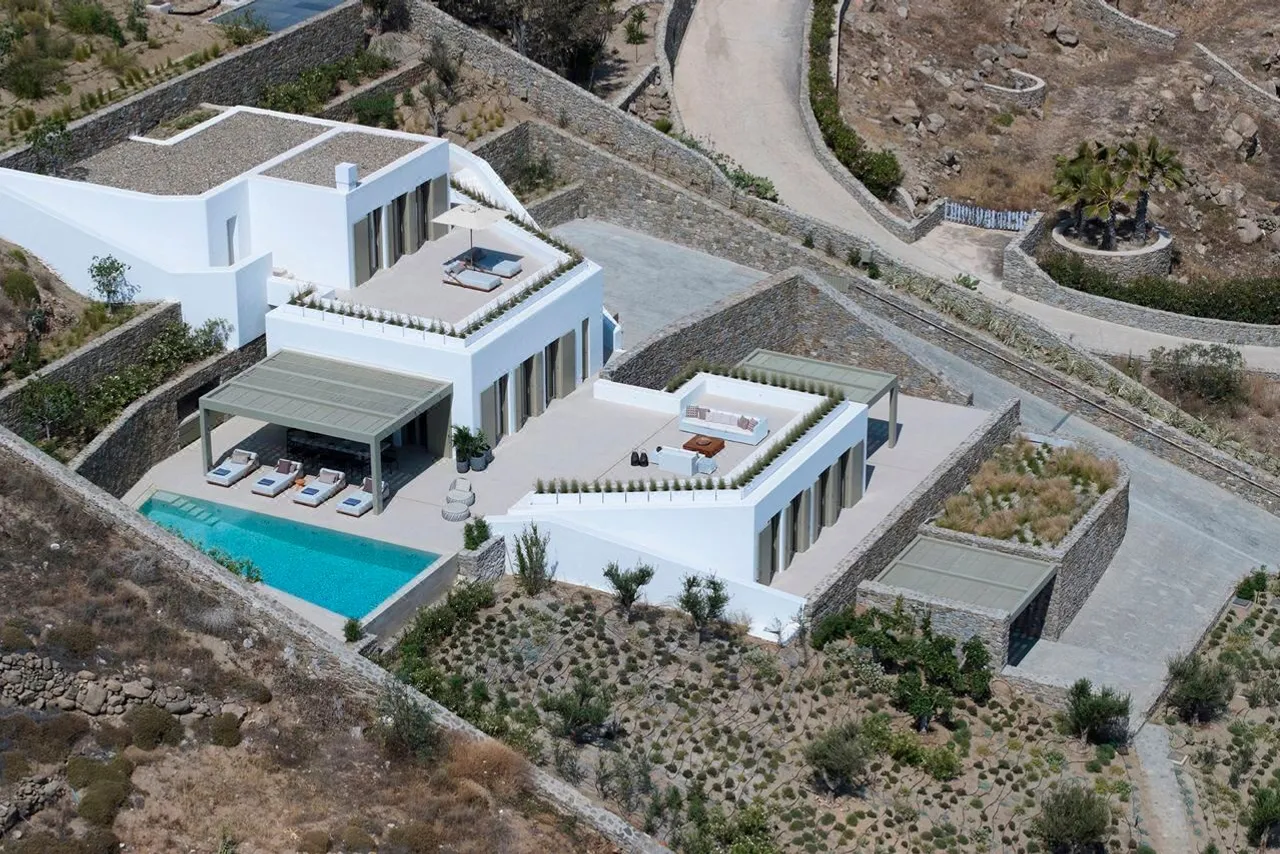 Bill & Coo Suites and Lounge Mykonos — rooms and atmosphere