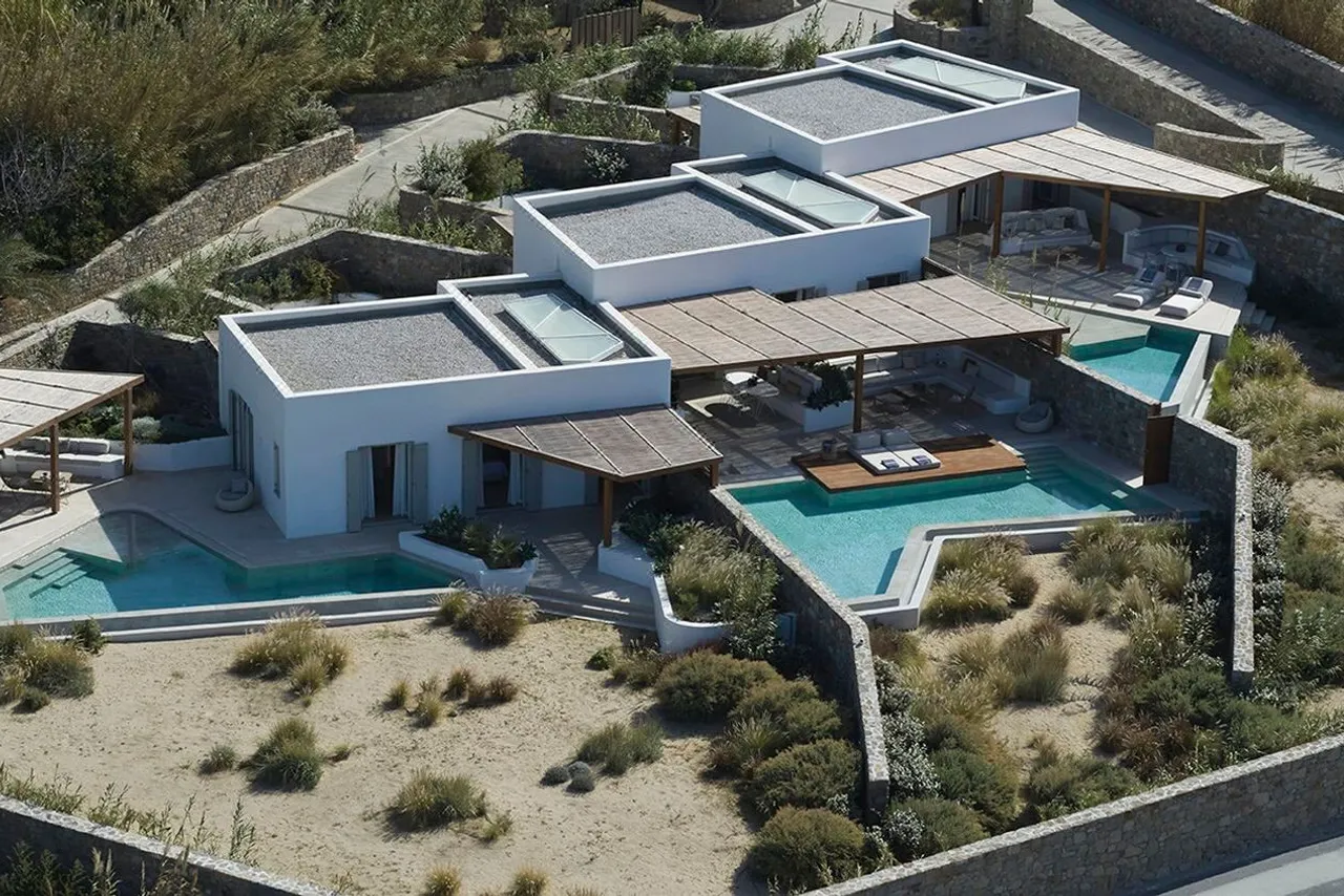 Bill & Coo Suites and Lounge Mykonos — rooms and atmosphere