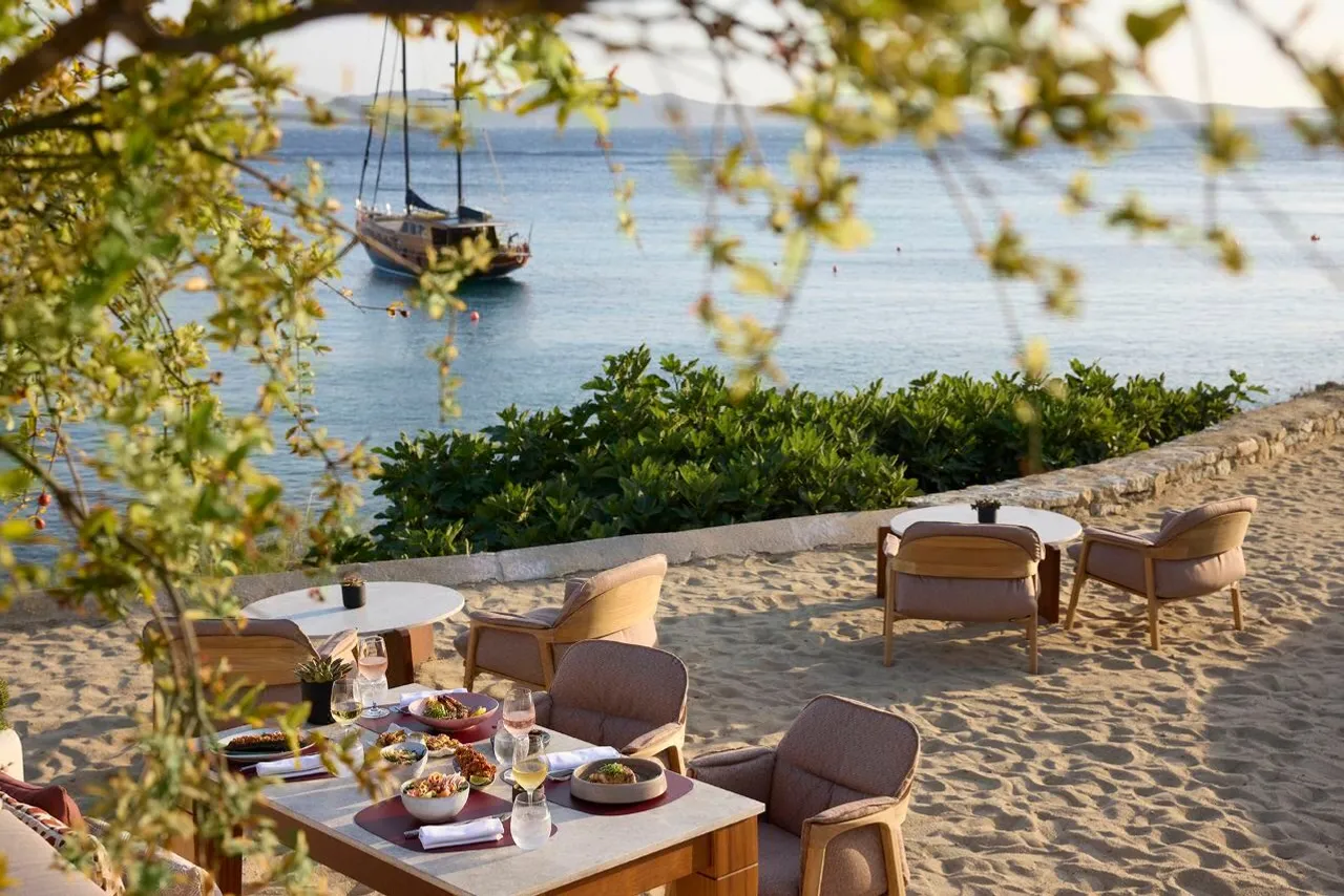 Bill & Coo Suites and Lounge Mykonos — rooms and atmosphere