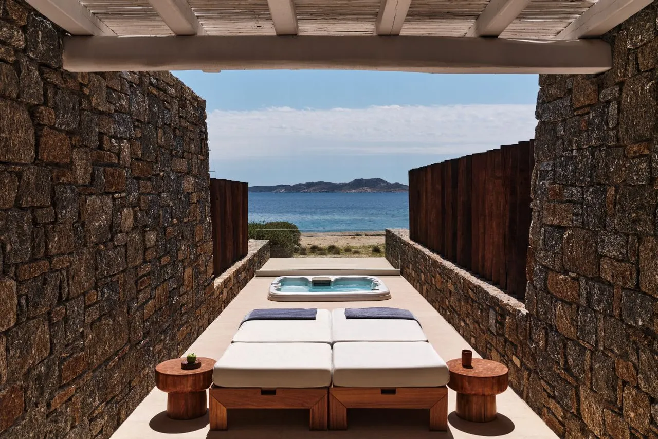 Bill & Coo Suites and Lounge Mykonos — rooms and atmosphere