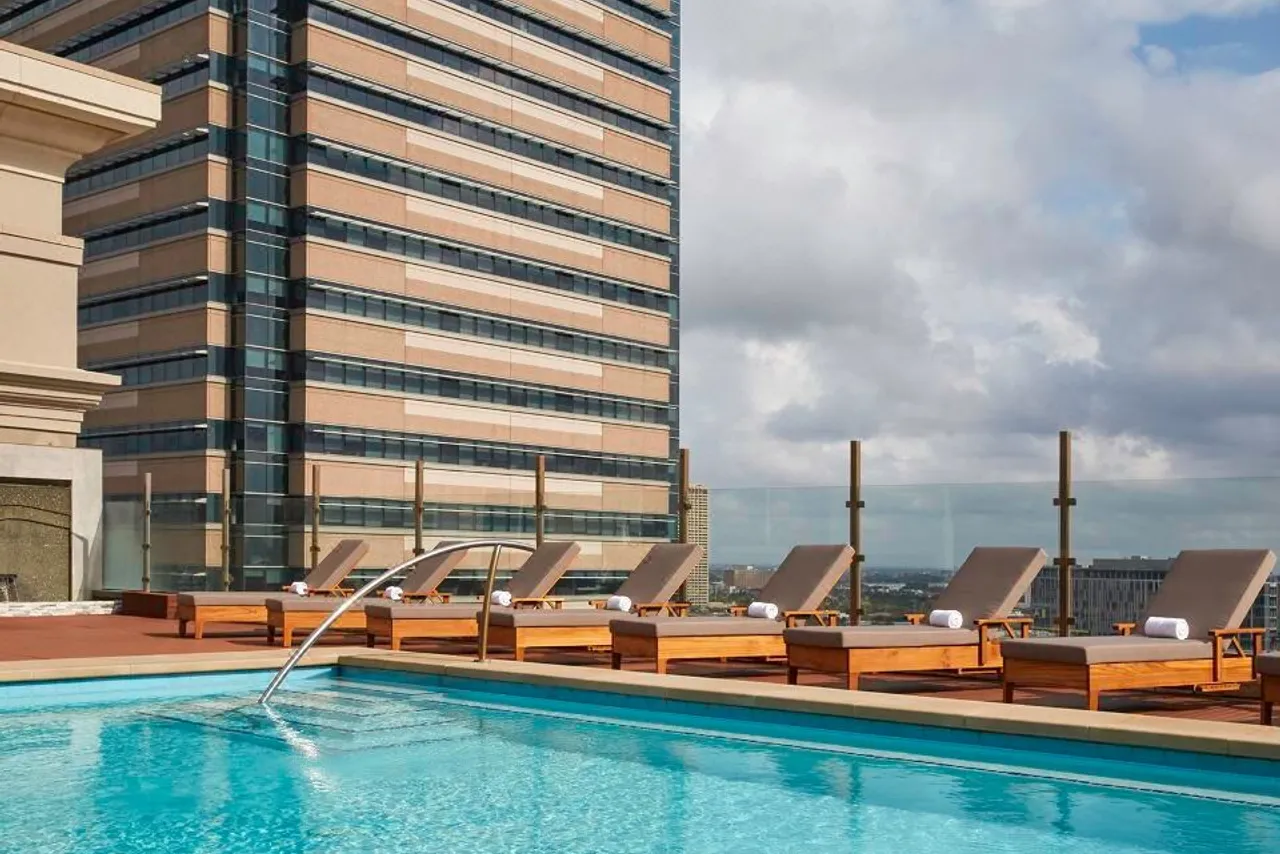 Blossom Hotel Houston, Curio Collection by Hilton — โรงแรมในใกล้ NRG Stadium