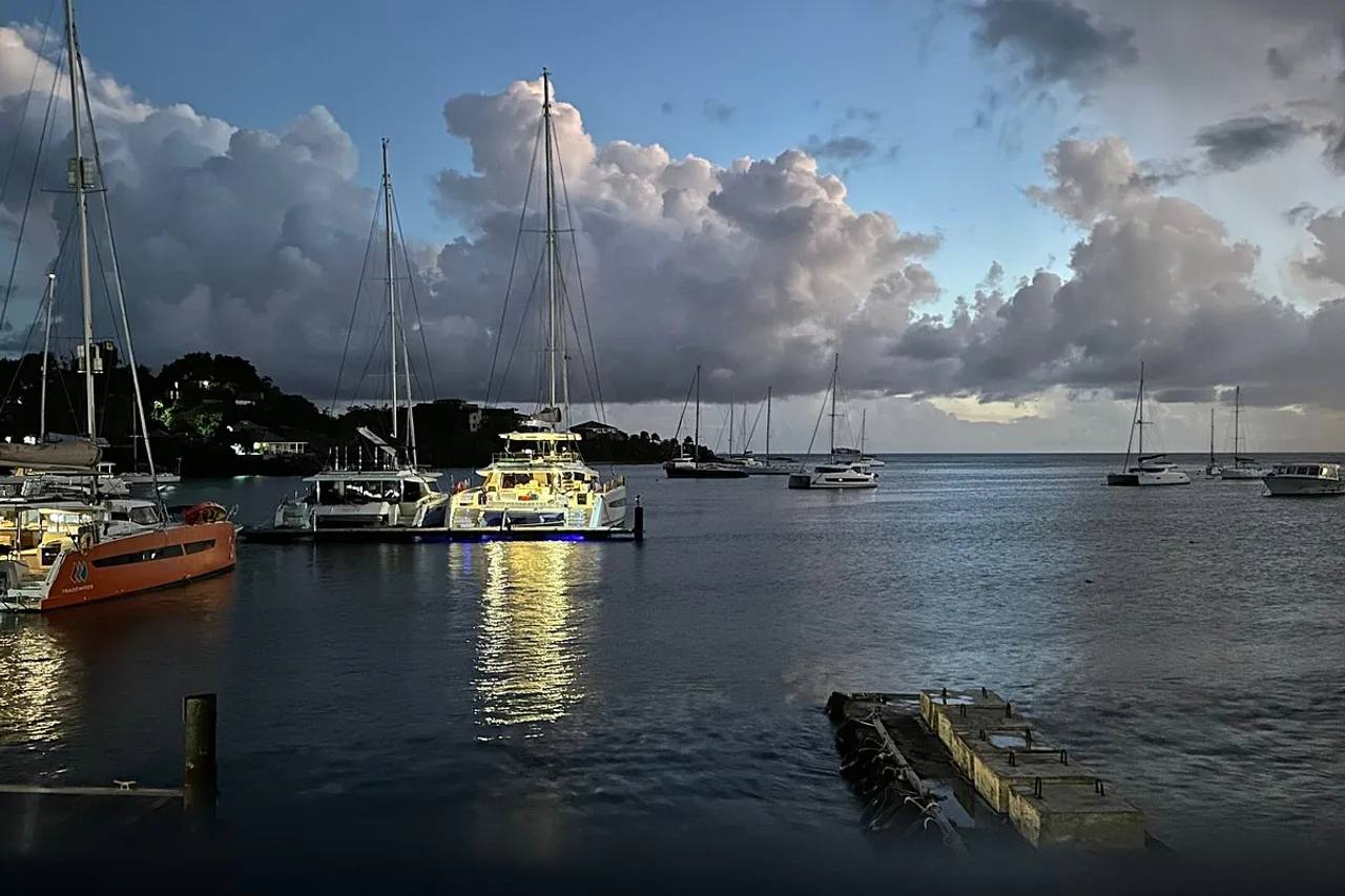 Blue Lagoon Hotel &amp; Marina — ภาพห้องพักและบรรยากาศ