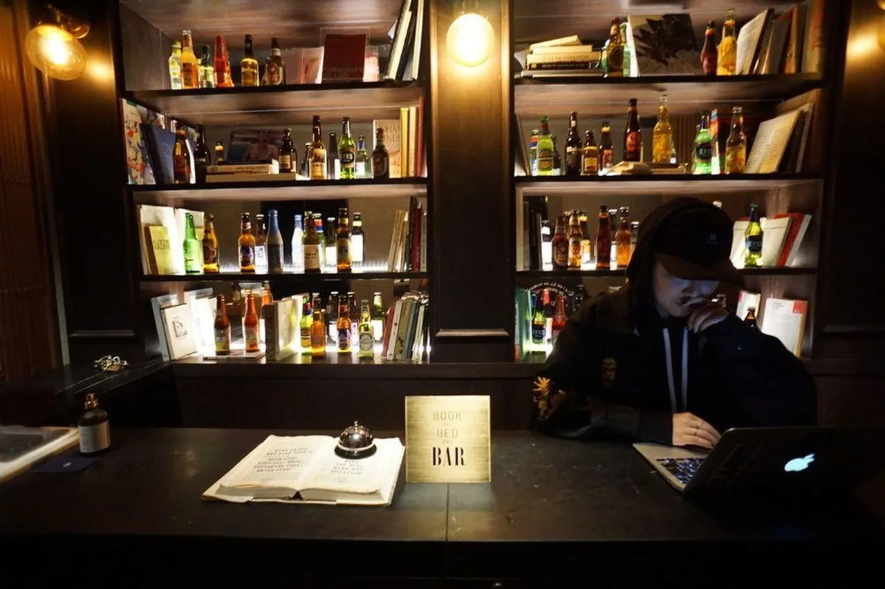 Book and Bed Tokyo Ikebukuro — rooms and atmosphere