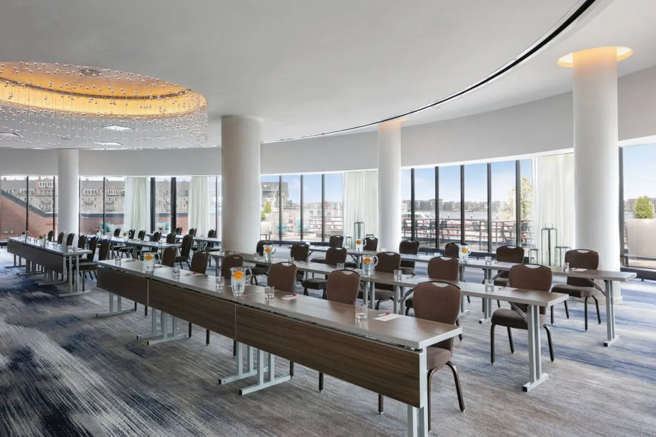 Boston Marriott Long Wharf — rooms and atmosphere