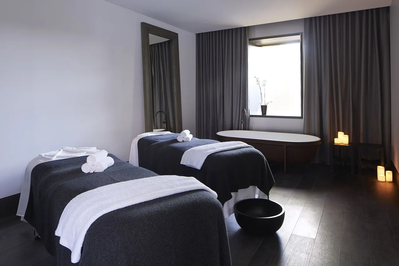 Burbury Hotel — rooms and atmosphere