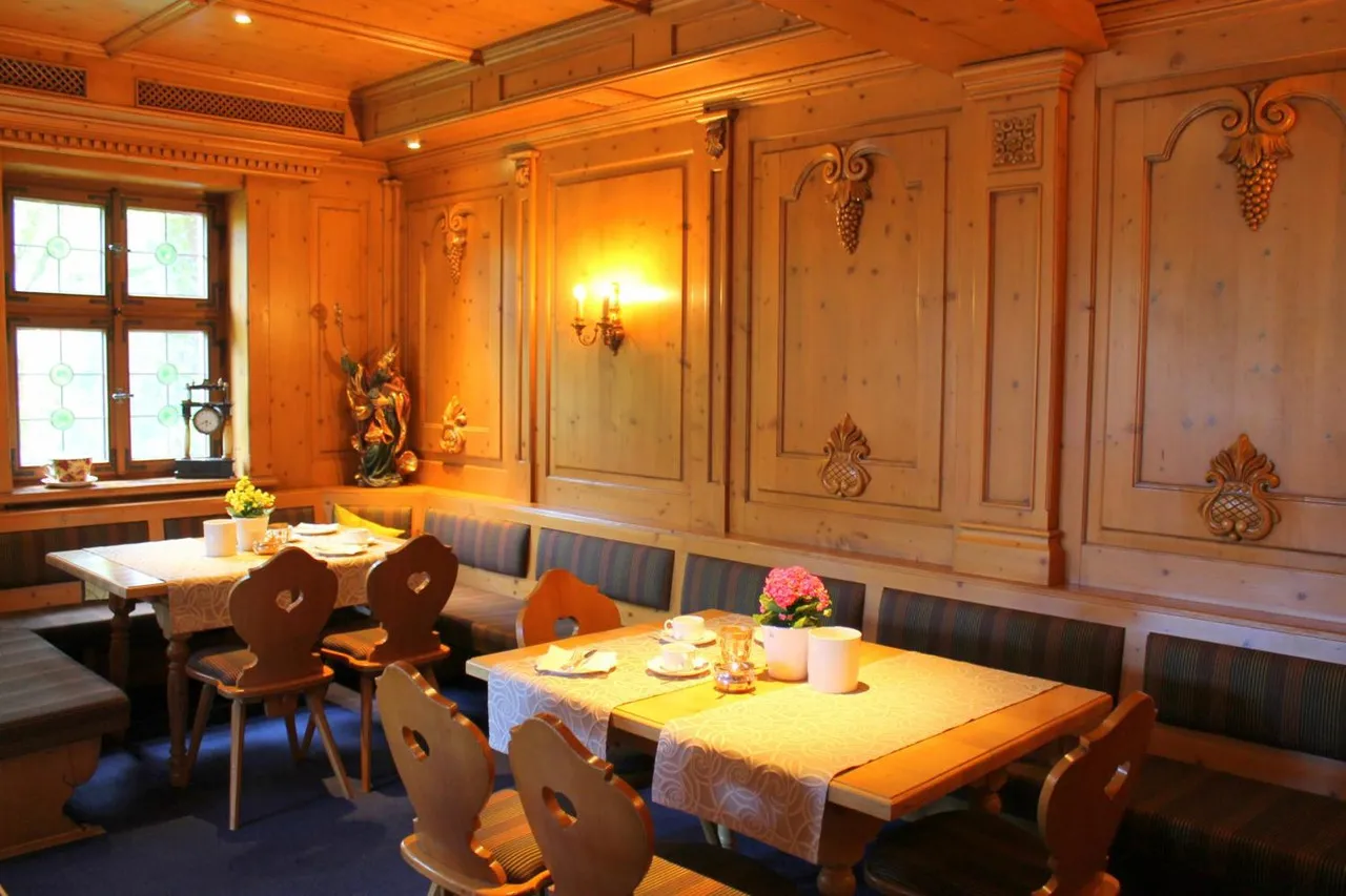 BurgGartenpalais Rothenburg — rooms and atmosphere