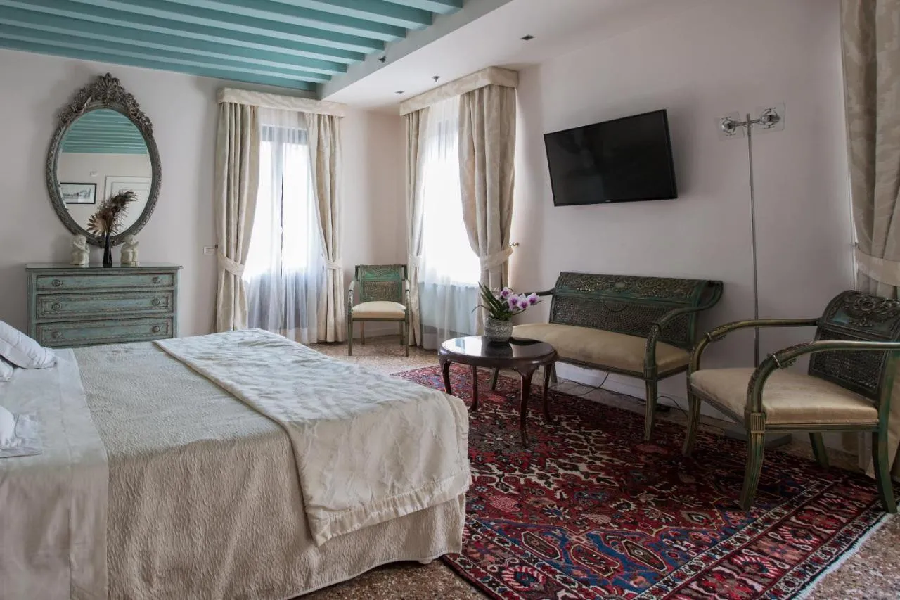 Ca' Nigra Lagoon Resort — rooms and atmosphere