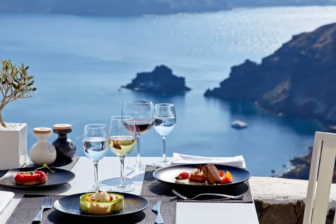 Canaves Oia Suites — rooms and atmosphere