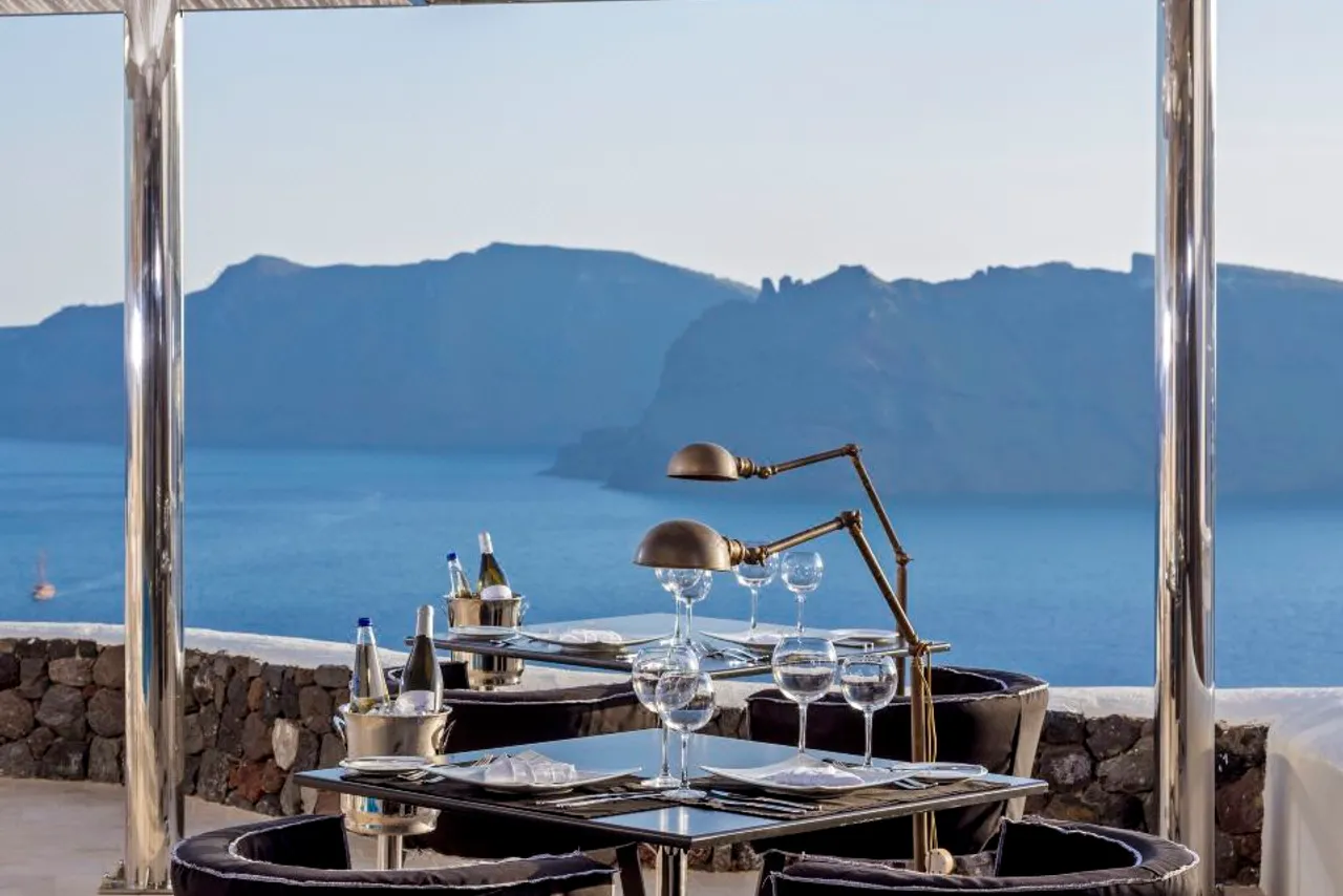 Canaves Oia Suites — rooms and atmosphere