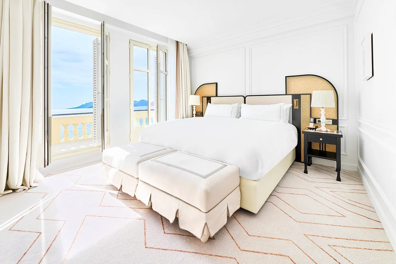 Carlton Cannes, a Regent Hotel — ภาพห้องพักและบรรยากาศ