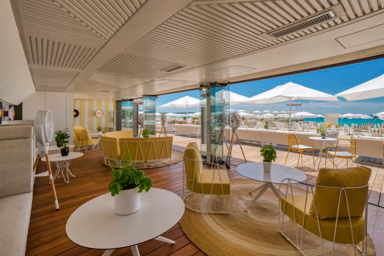 Carlton Cannes, a Regent Hotel — ภาพห้องพักและบรรยากาศ