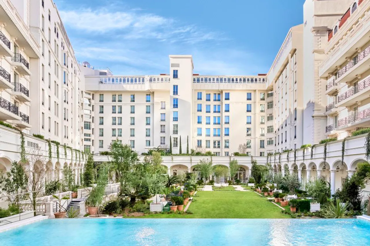 Carlton Cannes, a Regent Hotel — ภาพห้องพักและบรรยากาศ