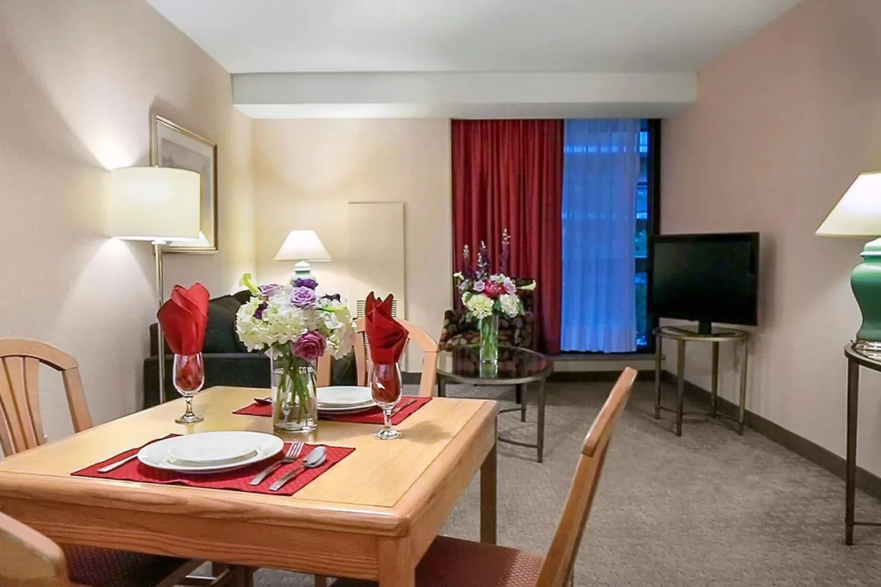 Cartier Place Suite Hotel — rooms and atmosphere