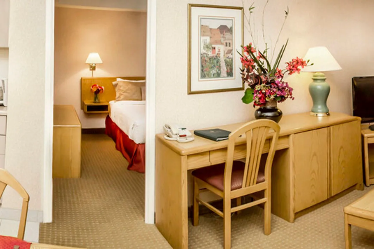 Cartier Place Suite Hotel — rooms and atmosphere