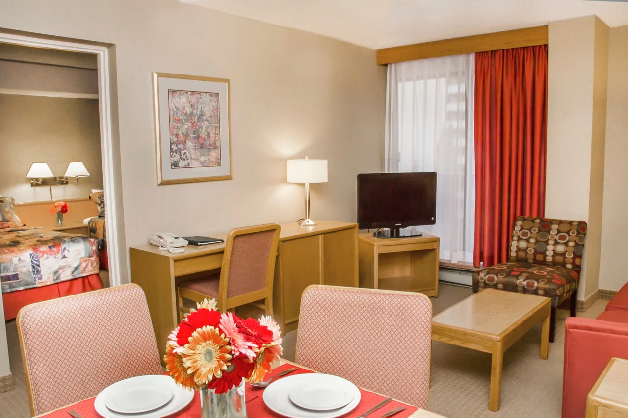 Cartier Place Suite Hotel — rooms and atmosphere