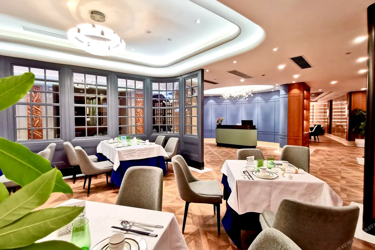 Central Hotel Nanjing — rooms and atmosphere