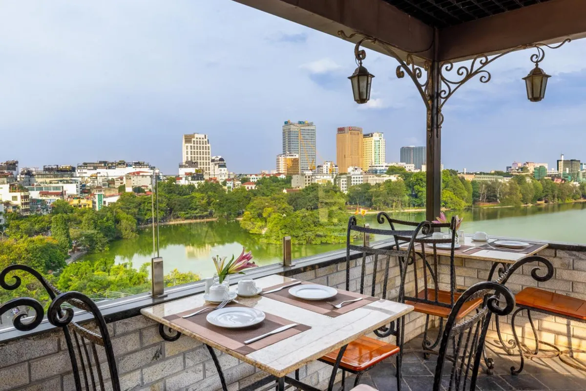 Centre Point Hanoi Hotel — rooms and atmosphere