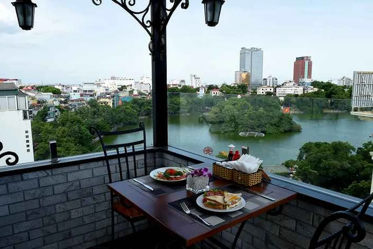 Centre Point Hanoi Hotel — rooms and atmosphere