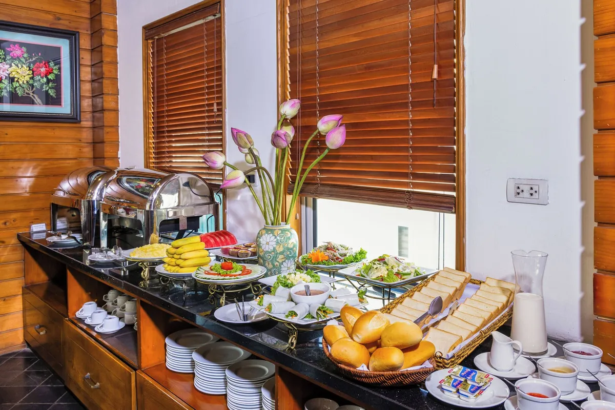 Centre Point Hanoi Hotel — rooms and atmosphere