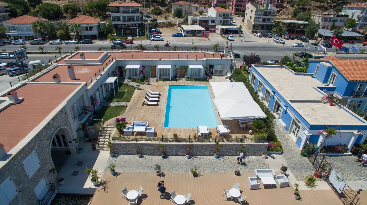Çeşme Marina Konukevi — rooms and atmosphere