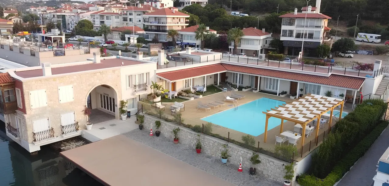 Çeşme Marina Konukevi — rooms and atmosphere