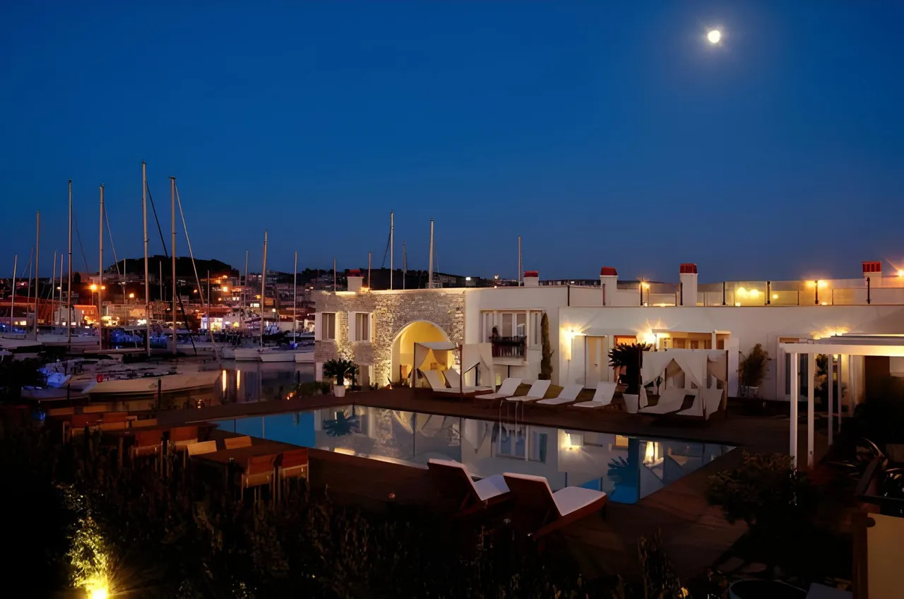 Çeşme Marina Konukevi — rooms and atmosphere