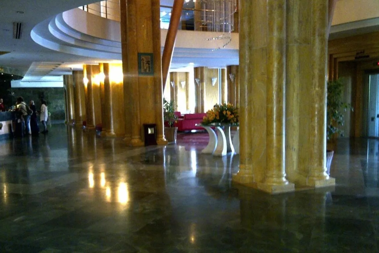 Chamran Grand Hotel — ภาพห้องพักและบรรยากาศ