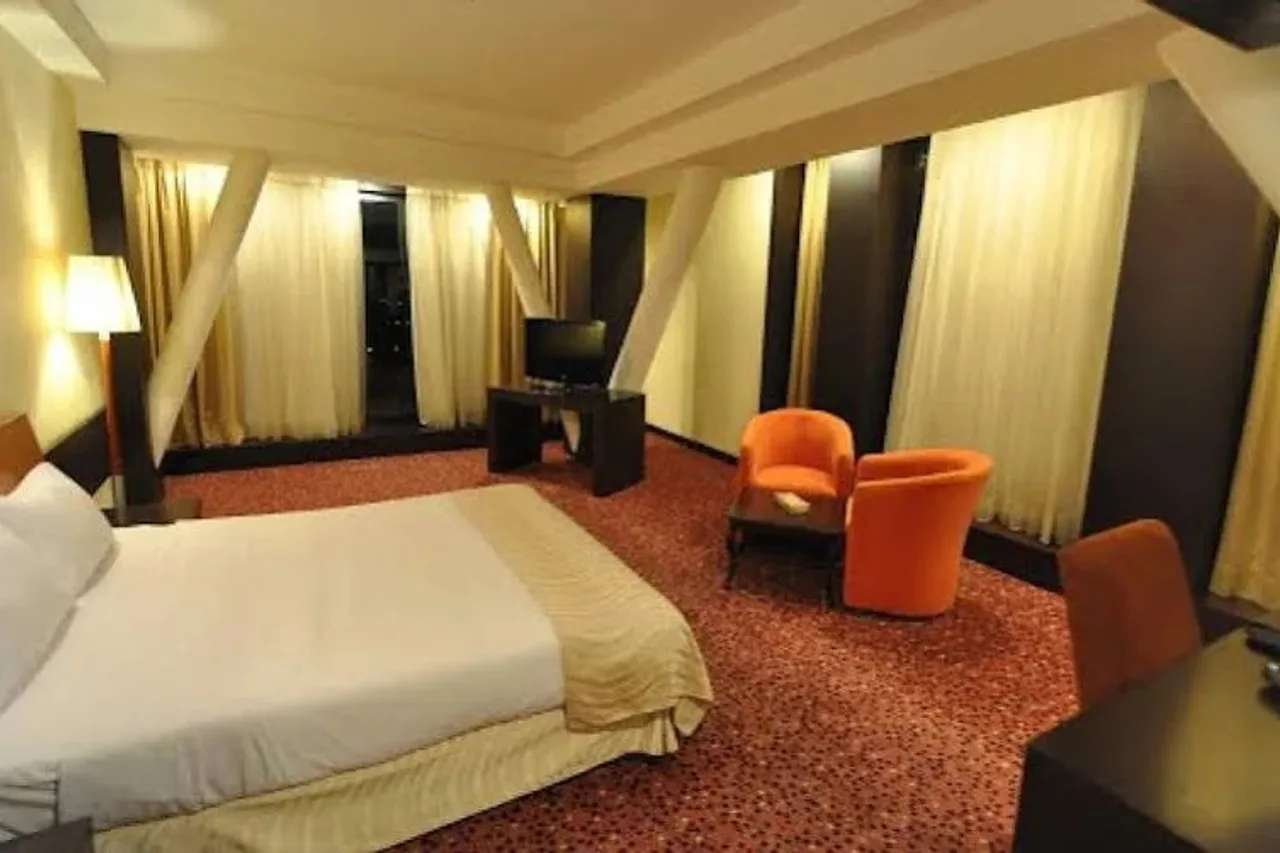 Chamran Grand Hotel — ภาพห้องพักและบรรยากาศ