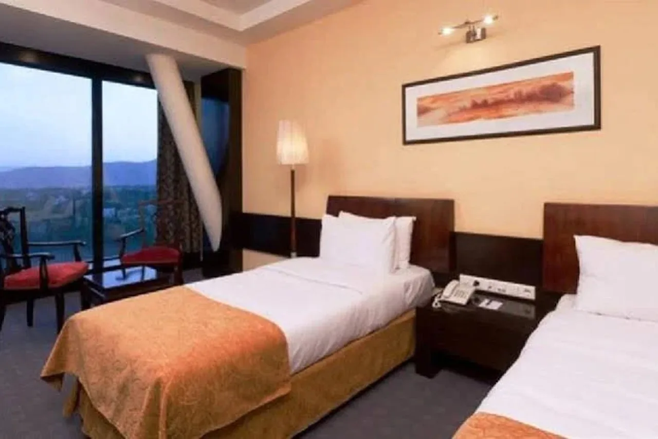 Chamran Grand Hotel — ภาพห้องพักและบรรยากาศ