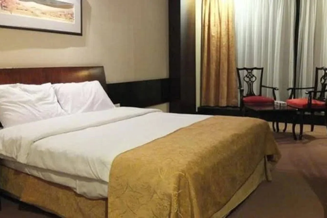 Chamran Grand Hotel — ภาพห้องพักและบรรยากาศ