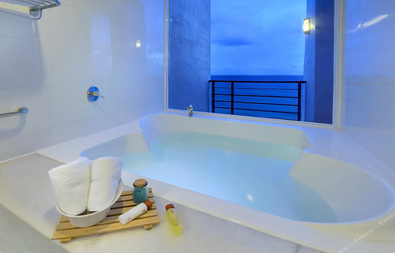 Chateau Beach Resort Kenting — rooms and atmosphere