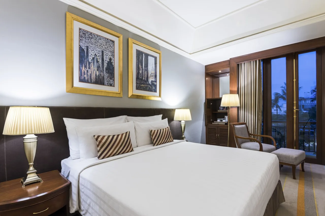 Chatrium Hotel Royal Lake Yangon — rooms and atmosphere