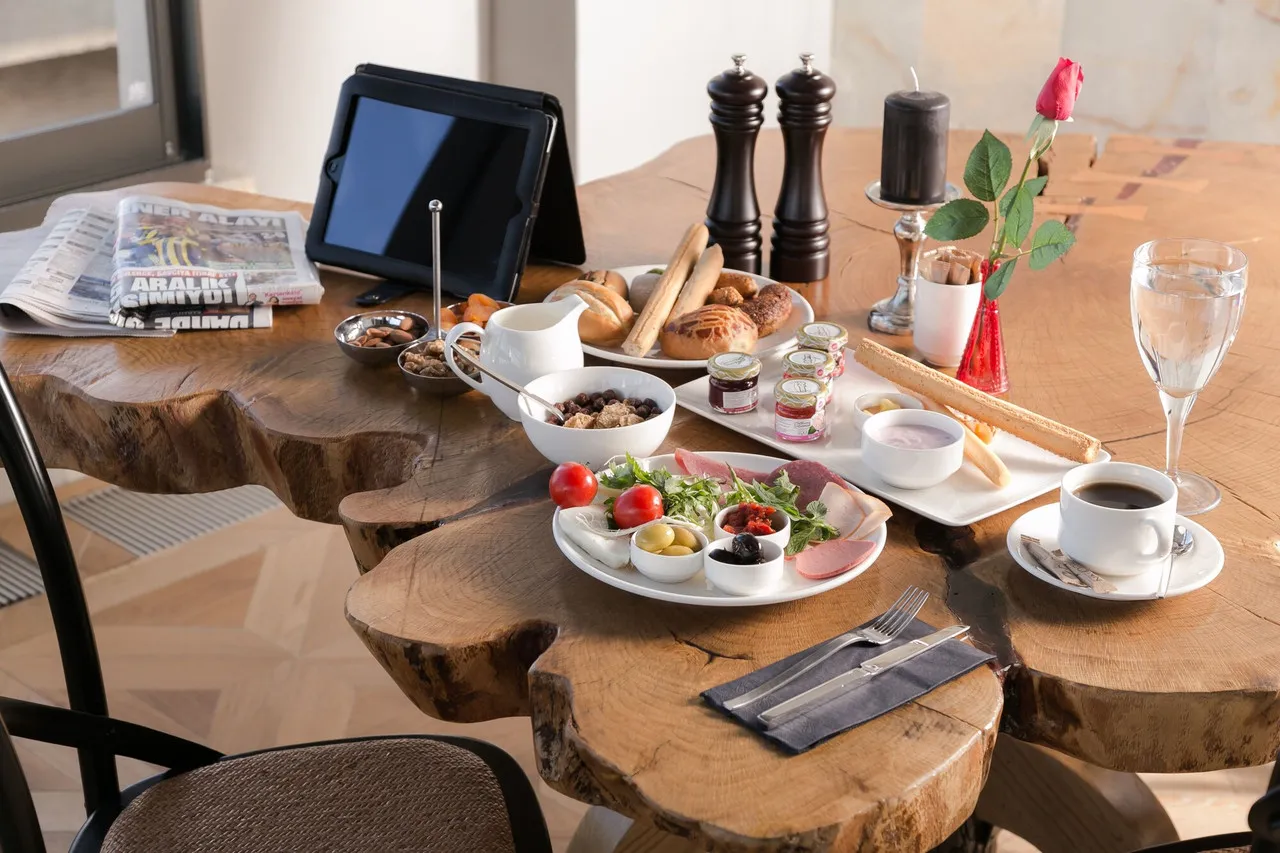 Check Inn Suite Hotel & SPA — rooms and atmosphere