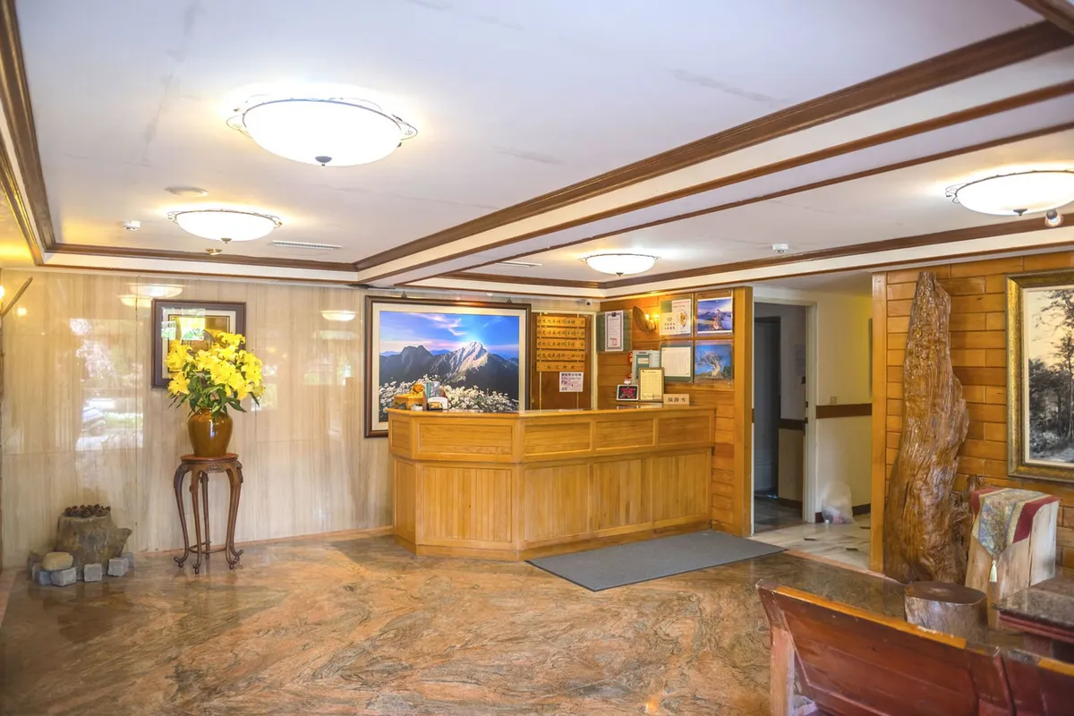 Chin Shan Hotel — rooms and atmosphere