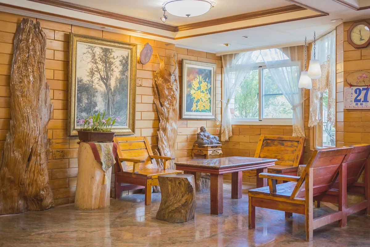 Chin Shan Hotel — rooms and atmosphere