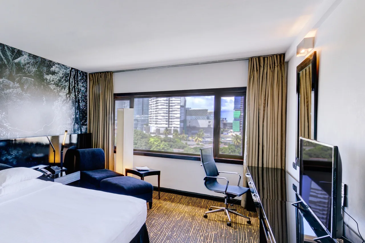 Cinnamon Lakeside Colombo — rooms and atmosphere