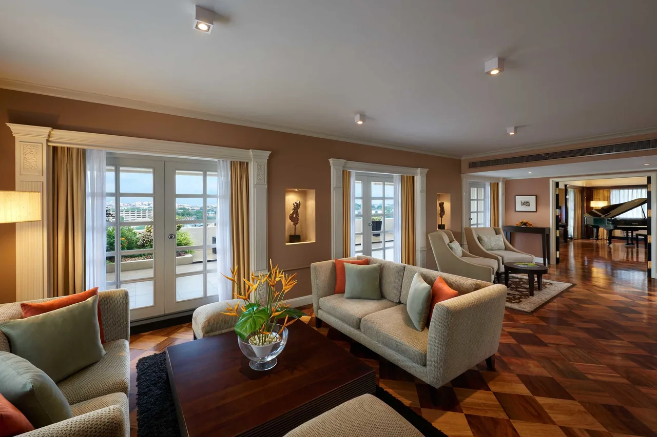 Cinnamon Lakeside Colombo — rooms and atmosphere