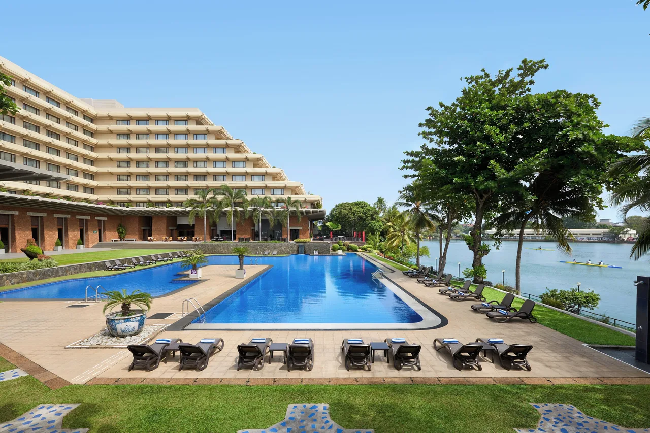 Cinnamon Lakeside Colombo — rooms and atmosphere