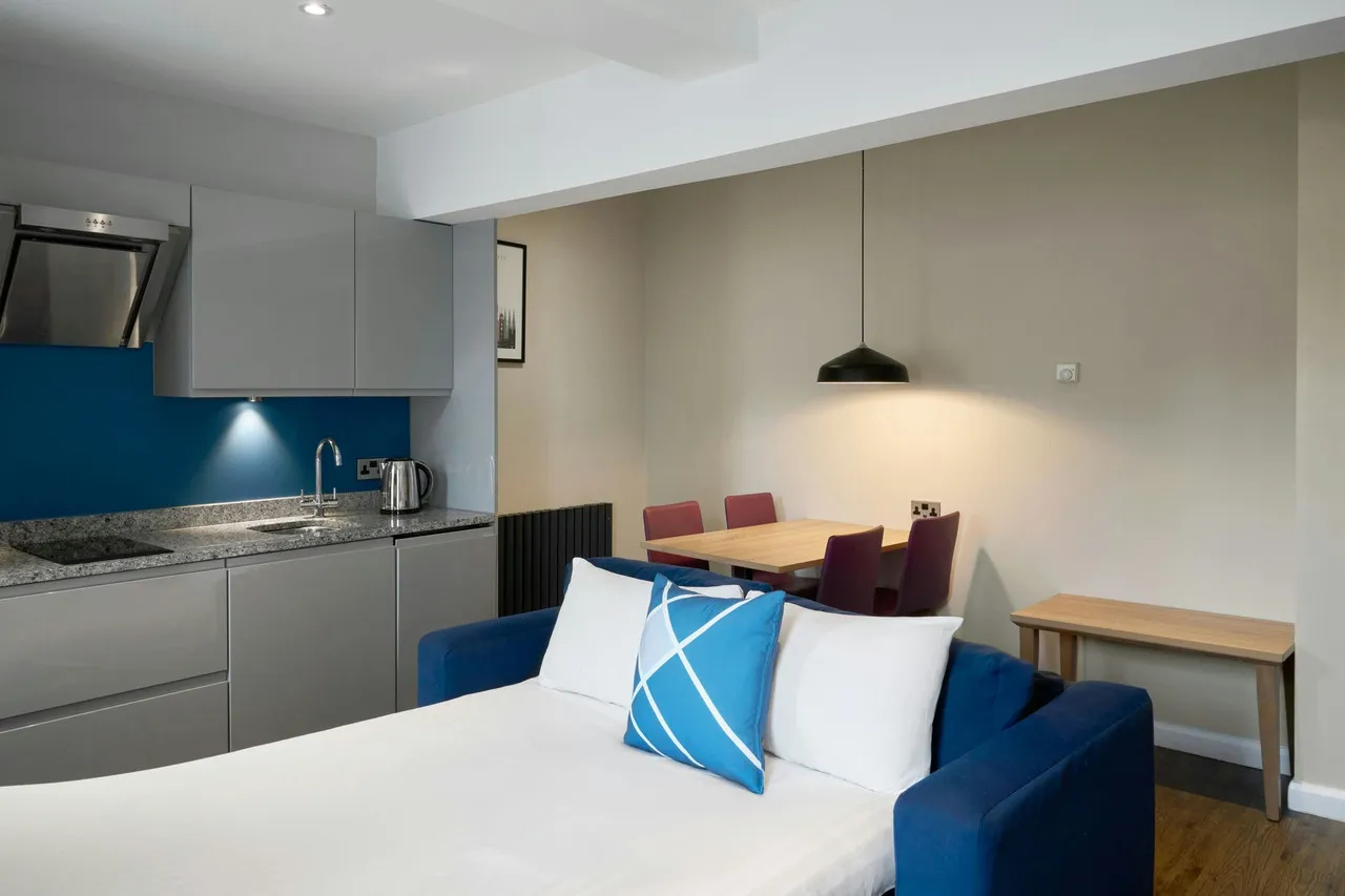 Cityroomz Edinburgh — rooms and atmosphere